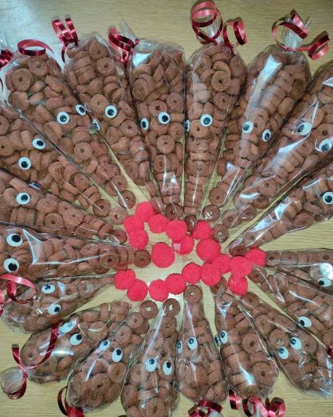 Opět pro Vás připravujeme oblíbené vánoční🎄 sobíky 🦌s hovězími kroužky pro psy 🐕#zverinec_shop #sob #vanoce #handmade